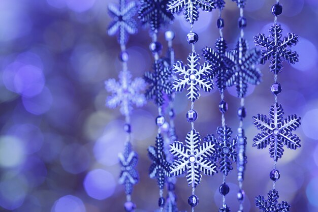 Copos de nieve azules en el amarre sobre fondo bokeh