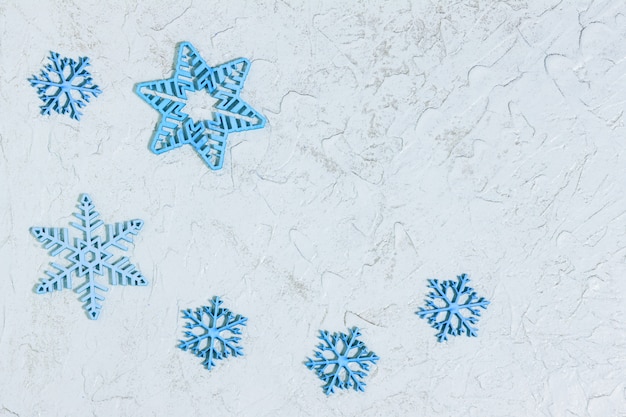 copos de nieve de madera sobre fondo brillante