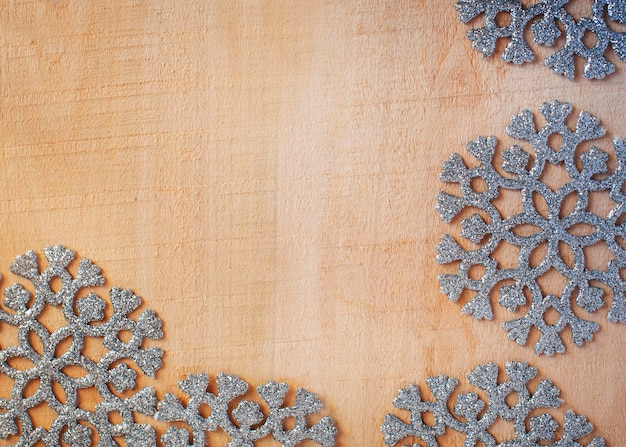 Copos de nieve sobre un fondo de madera