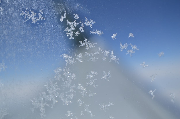 Copos de nieve en la ventana del avión.