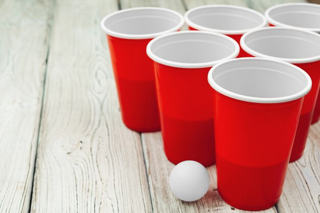 Copos para o jogo beer pong em cima da mesa