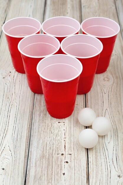 Copos para o jogo Beer Pong em cima da mesa