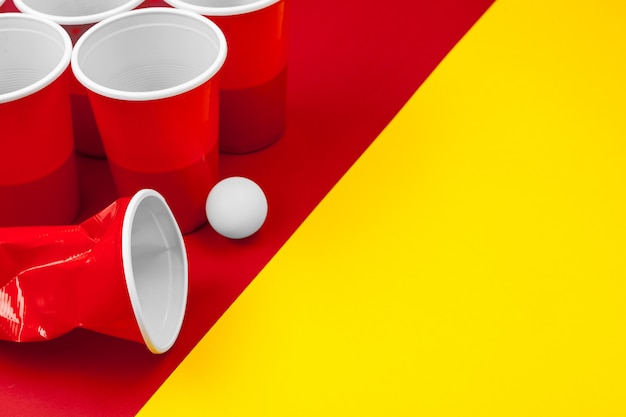 Copos para o jogo Beer Pong em cima da mesa