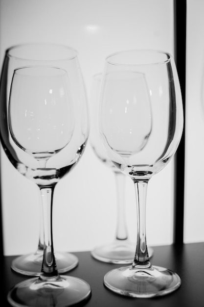 Copos para vinho em cores diferentes Copos multicoloridos na barra foto preto e branco