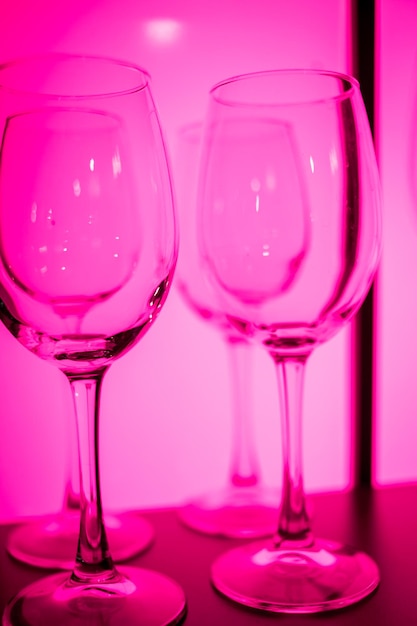 Copos para vinho em cores diferentes Copos multicoloridos no bar na vida noturna do restaurante