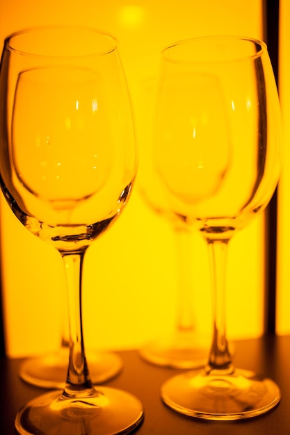 Copos para vinho em cores diferentes Copos multicoloridos no bar na vida noturna do restaurante