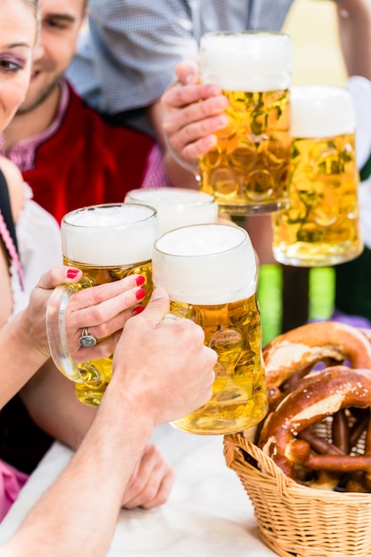 Copos tilintando com cerveja no pub da baviera