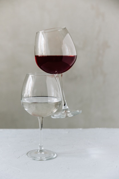 Copos transparentes com água e vinho