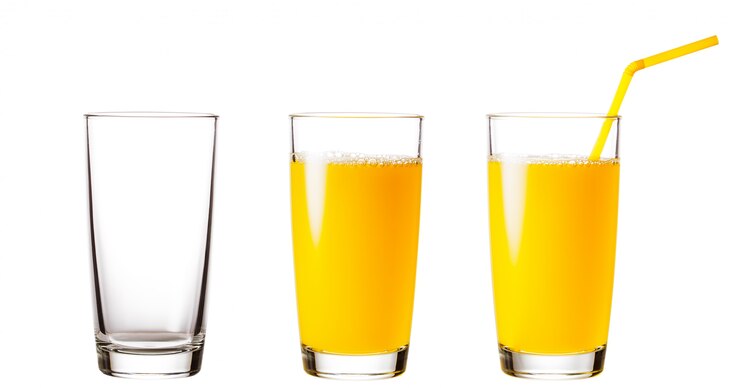 Foto copos vazios e cheios com suco de laranja