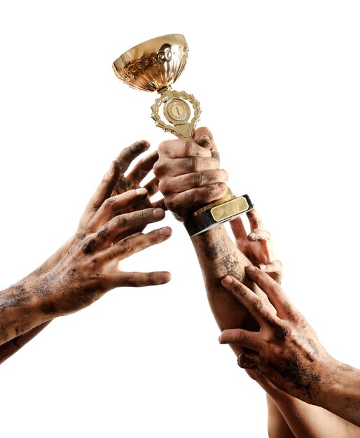 Foto coppa de ouro em mãos isoladas em branco