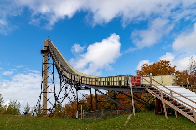 Copper Peak em um parque sob um céu azul nublado em Michigan, nos EUA