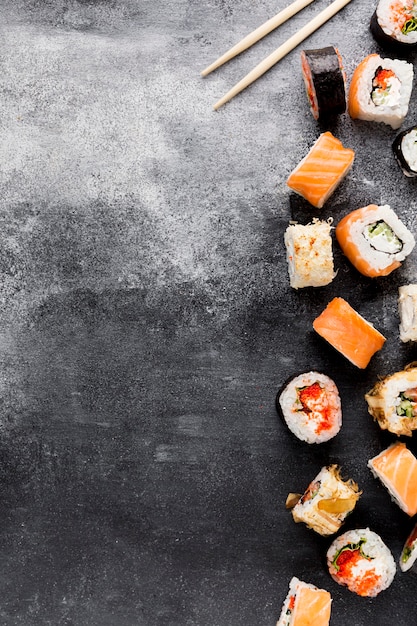 Foto copy-space-auswahl an sushi auf dem tisch