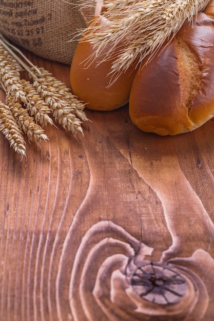 Copyspace-Bild Brot und Ähren auf alten Holzbrettern