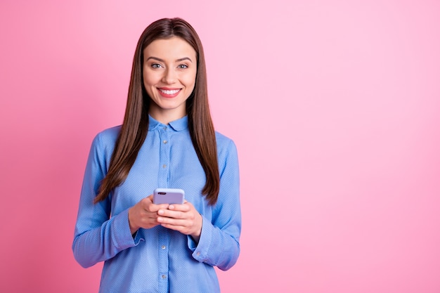 Copyspace Foto des netten attraktiven jungen Studenten, der Telefon hält