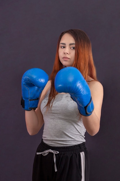 Copyspace, mujer, boxeador, niña, boxeador, está parado en, guantes de boxeo