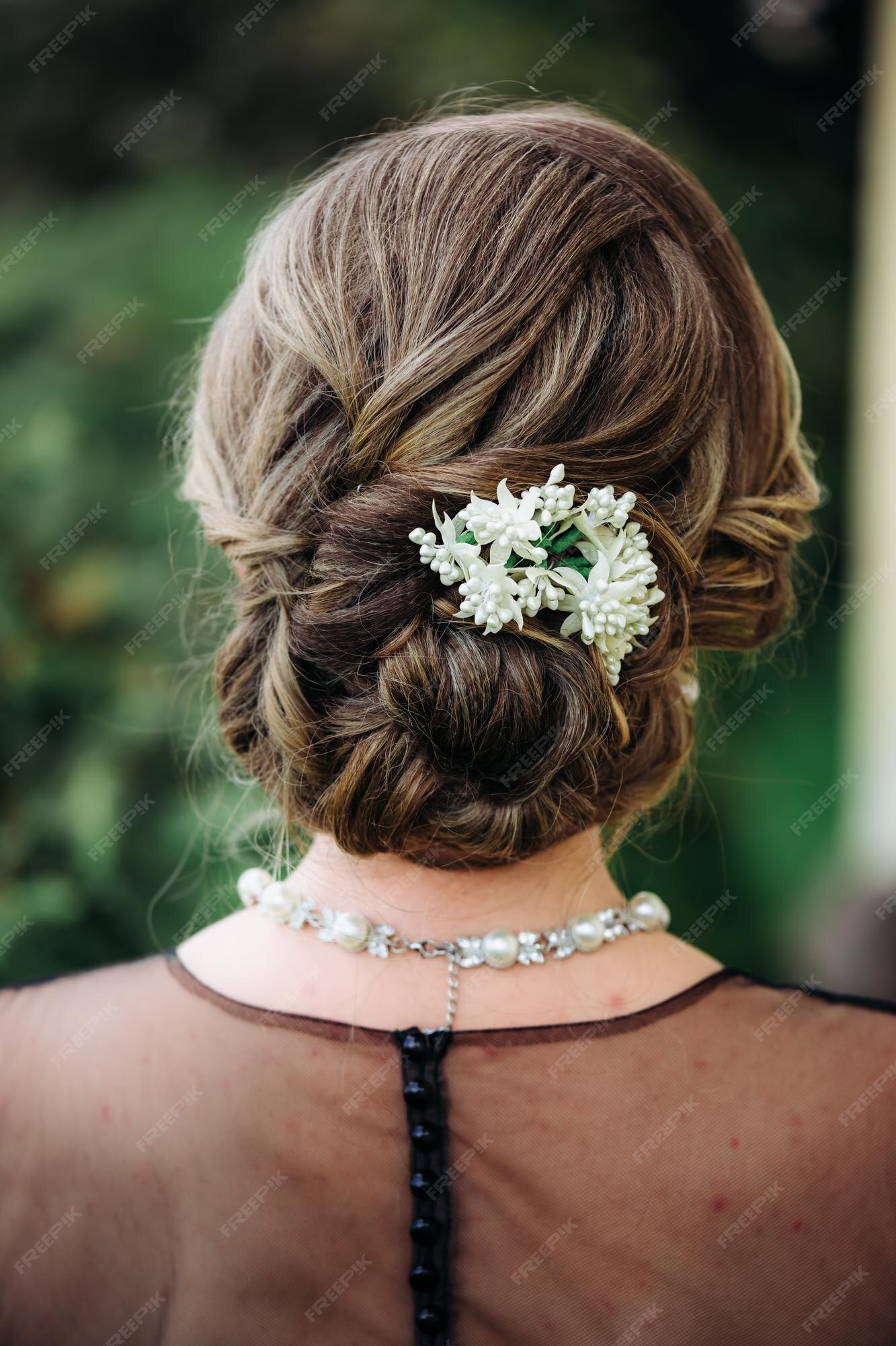 Coque baixo de cabelo de mulher de casamento na vista traseira de cabelos  castanhos closeup | Foto Premium