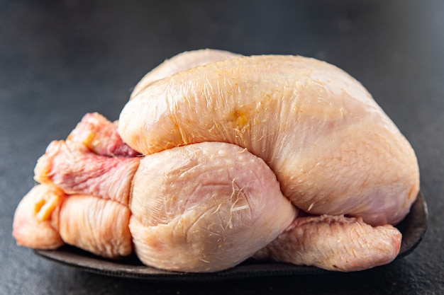 coquelet de pollo crudo entero pollo cocle carne aves de corral listo para hornear o cocinar porción fresca