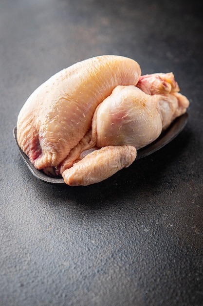 Coquelet de pollo pollo entero crudo cocle carne de aves de corral listo para hornear o cocinar bocadillos de comida fresca