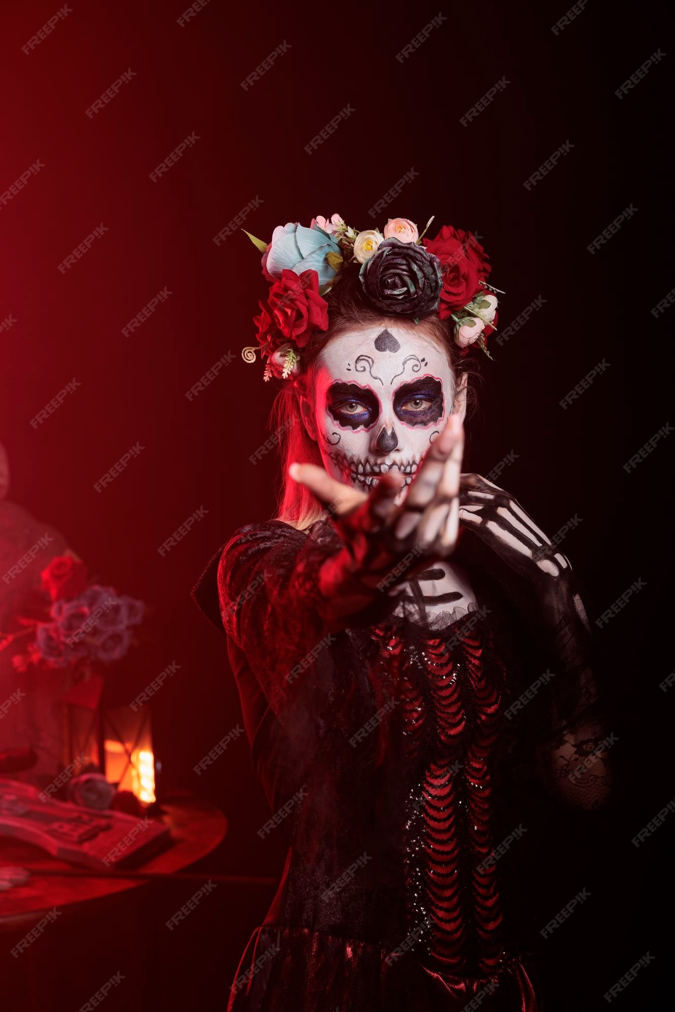 crucero jazz sombrero Coqueta diosa de la muerte que tienta y atrae a las víctimas, luciendo como la cavalera catrina con maquillaje de calavera y arte corporal. traje de santa muerte en la celebración mexicana crucero jazz sombrero Coqueta diosa de la muerte que tienta y atrae a las víctimas, luciendo como la cavalera catrina con maquillaje de calavera y arte corporal. traje de santa muerte en la celebración mexicana