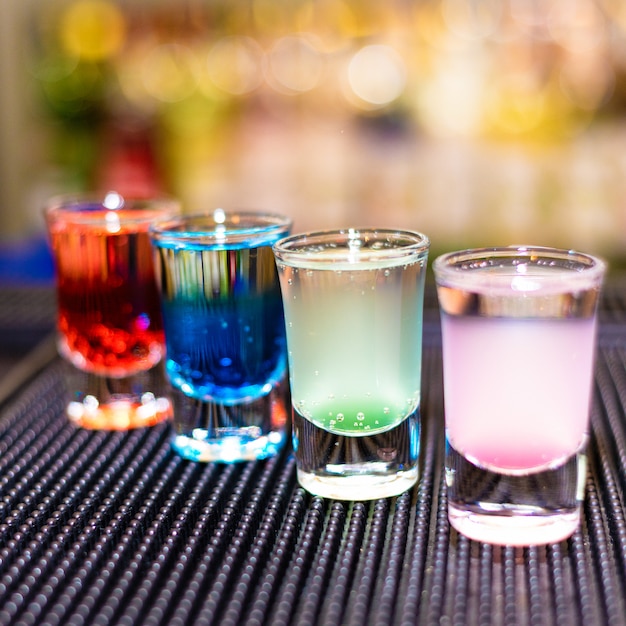 Foto coquetéis alcoólicos coloridos com bokeh de fundo