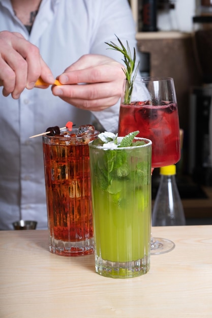 Coquetéis alcoólicos com gelo em copos na mesa do bar