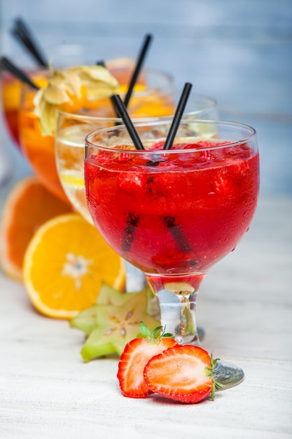 Foto coquetéis coloridos de perto bebida de coquetel de suco de frutas