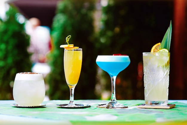 Coquetéis coloridos em cima da mesa no terraço do bar ao ar livre