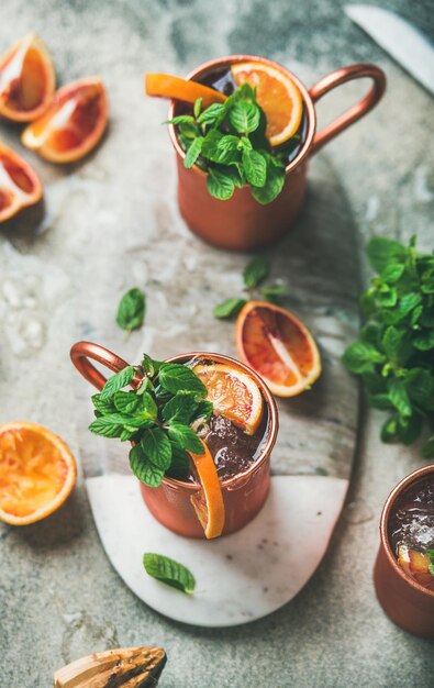 Coquetéis de álcool de mula de moscou de laranja de sangue em canecas de metal