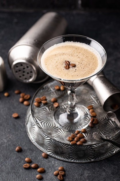 Coquetéis de expresso martini com grãos de café