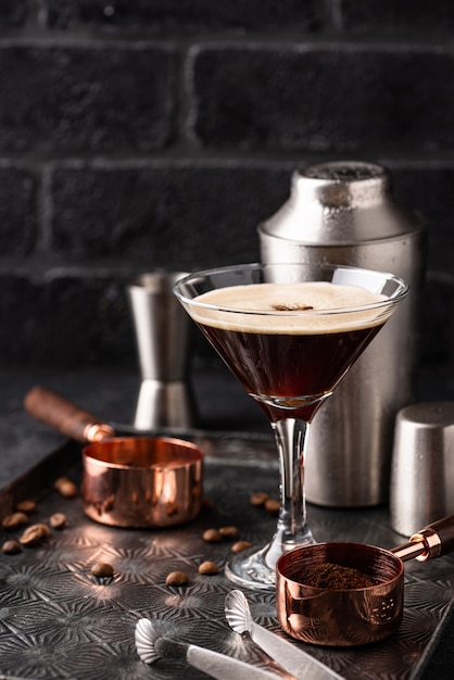 Coquetéis de expresso martini com grãos de café