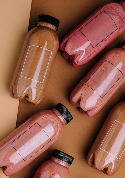 Coquetéis de smoothie de framboesa e chocolate em garrafas plásticas