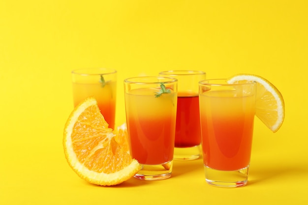 Coquetéis de tequila ao nascer do sol e ingredientes em fundo amarelo