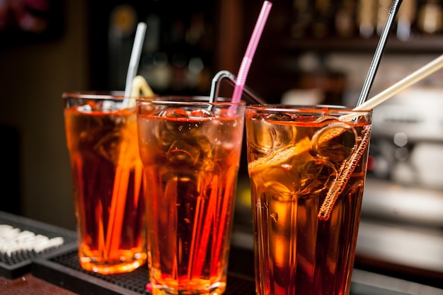 Coquetéis em potes de vidro ficam em fila na mesa O barman fazendo coquetel alcoólico