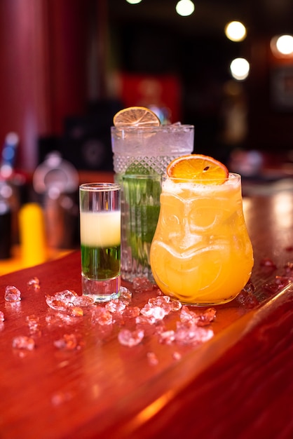 Coquetéis gelados com hortelã-limão e gelo em um copo com gotas de bebida alcoólica no bar
