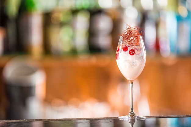 Coquetéis gin tônicos em taça de vinho com chili no balcão do bar do filhote de cachorro ou restaurante.