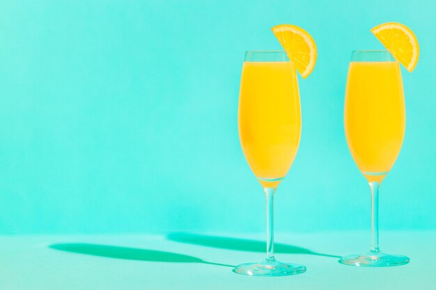 Foto coquetéis refrescantes de mimosa de laranja com champanhe