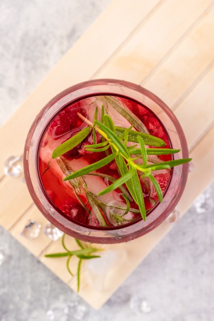 Coquetéis refrescantes de verão feitos de vinho rosado ou gim com framboesas e alecrim