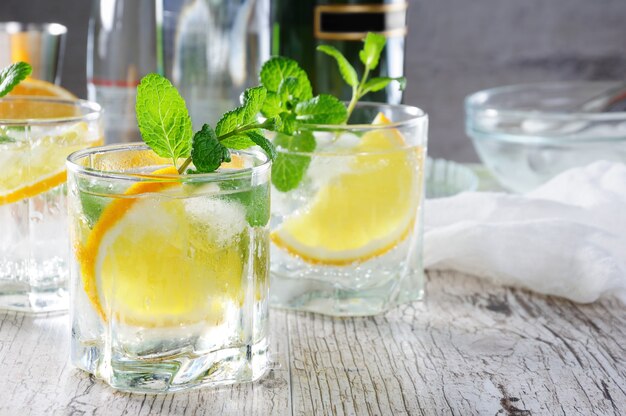 Coquetéis refrescantes de verão na mesa