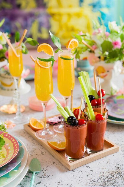 Coquetéis refrescantes para o almoço de Páscoa com mimosas e Bloody Mary