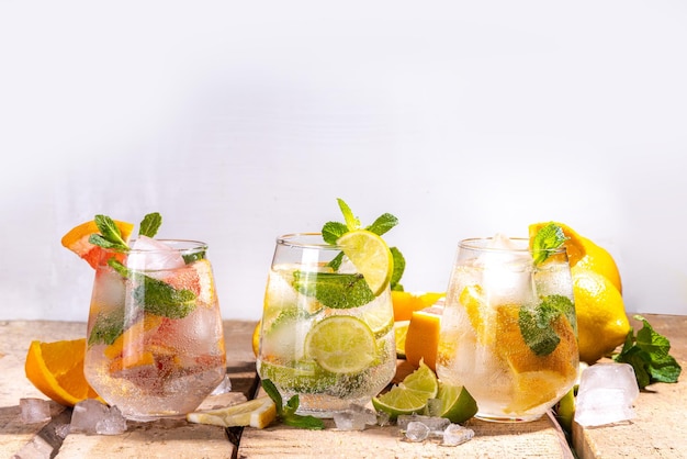 Coquetéis saudáveis de verão mocktails Conjunto de várias limonadas cítricas mojito com bebidas de desintoxicação de dieta de toranja limão limão laranja