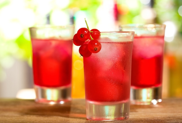 Coquetéis vermelhos com groselha em bar