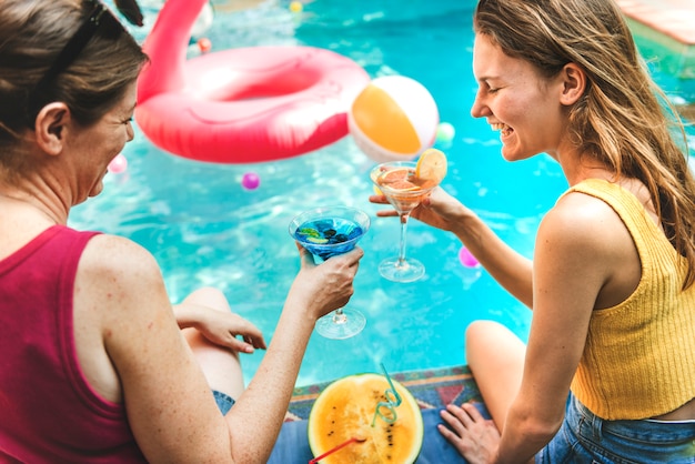 Foto coquetel à beira da piscina