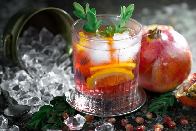 Coquetel alcoólico com frutas e gelo