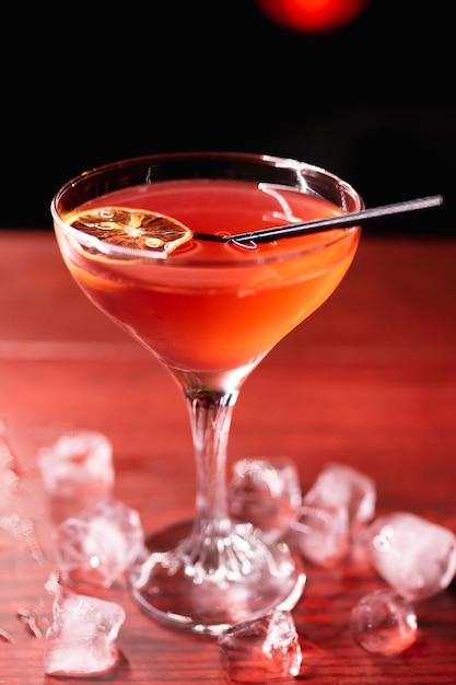 Coquetel alcoólico fechado decorado com laranja seca e gelo Descanse em um restaurante bar de boate