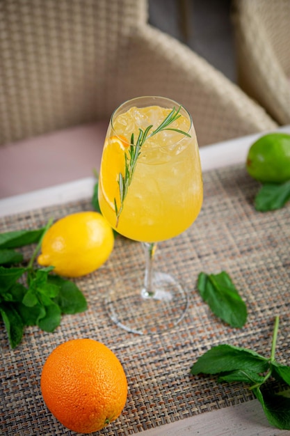 Coquetel alcoólico Gin de laranja com coquetel de refresco de praia de alecrim no bar