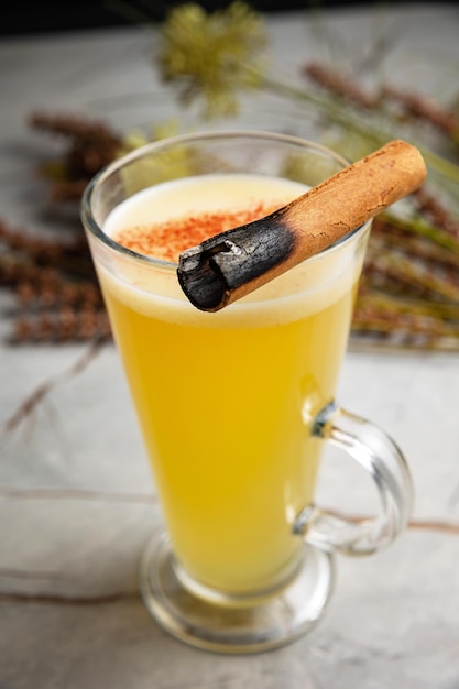 coquetel alcoólico quente à base de vinho e especiarias