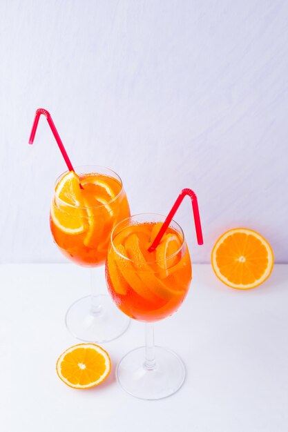 Coquetel Aperol Spritz com folhas de hortelã em fundo branco Coquetel italiano Aperol spritz