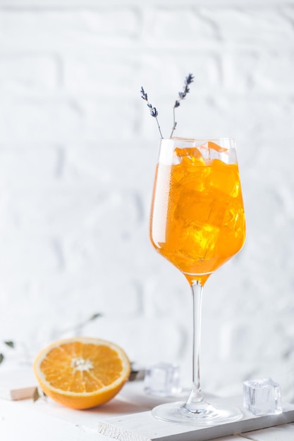 Coquetel aperol spritz em copo com fundo branco