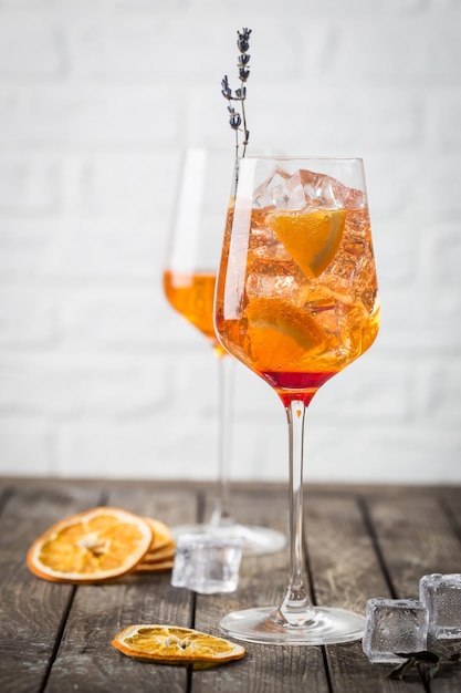 Coquetel Aperol Spritz em copo com fundo branco