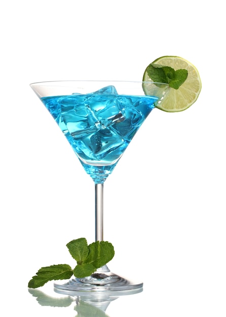 Coquetel azul em copos de martini com gelo isolado no branco